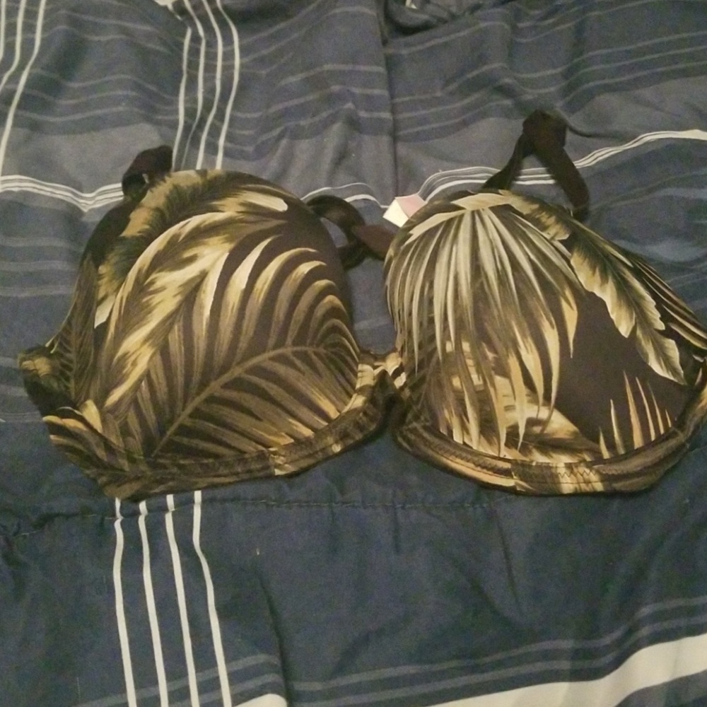 *Sold* Pink Victoria's secret Bra